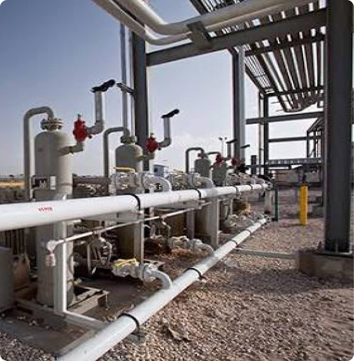 Natural gas compressor station with separator vessels and pipework