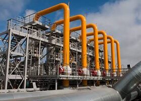 Gas processing plant at a compressor station